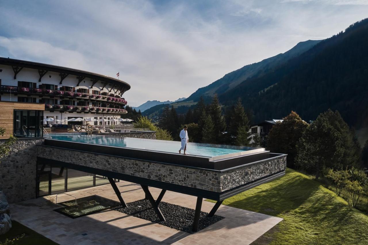 A-Rosa Ifen Hotel Kleinwalsertal Hirschegg  Luaran gambar The swimming pool at the Hotel Axelmannstein