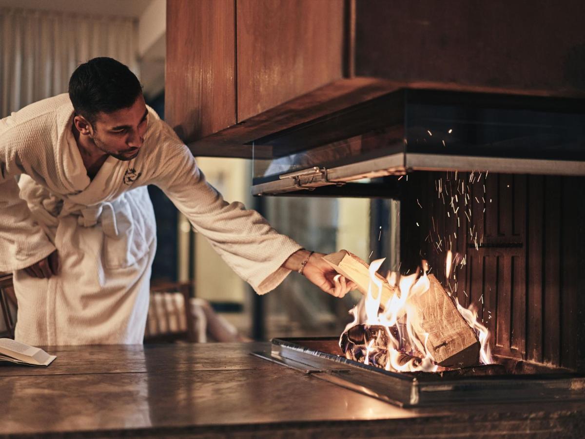 A-Rosa Ifen Hotel Kleinwalsertal Hirschegg  Luaran gambar A chef cooking with a blowtorch