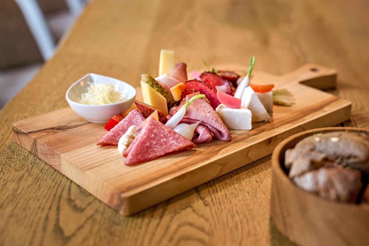 A-Rosa Ifen Hotel Kleinwalsertal Hirschegg  Luaran gambar A selection of cured meats and cheese