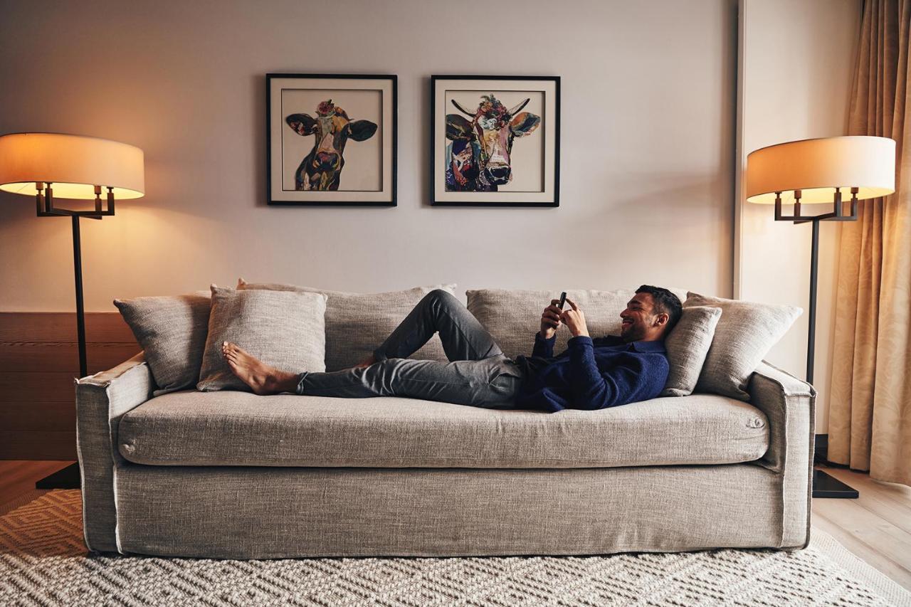 A-Rosa Ifen Hotel Kleinwalsertal Hirschegg  Luaran gambar A man relaxing on a sofa